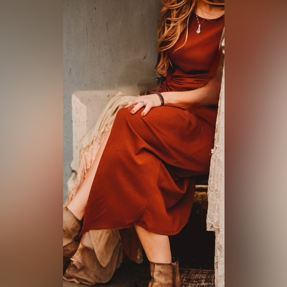 EUC Gilli Cap Sleeve Twist Detail Midi Dress Rust - Picture 10 of 10